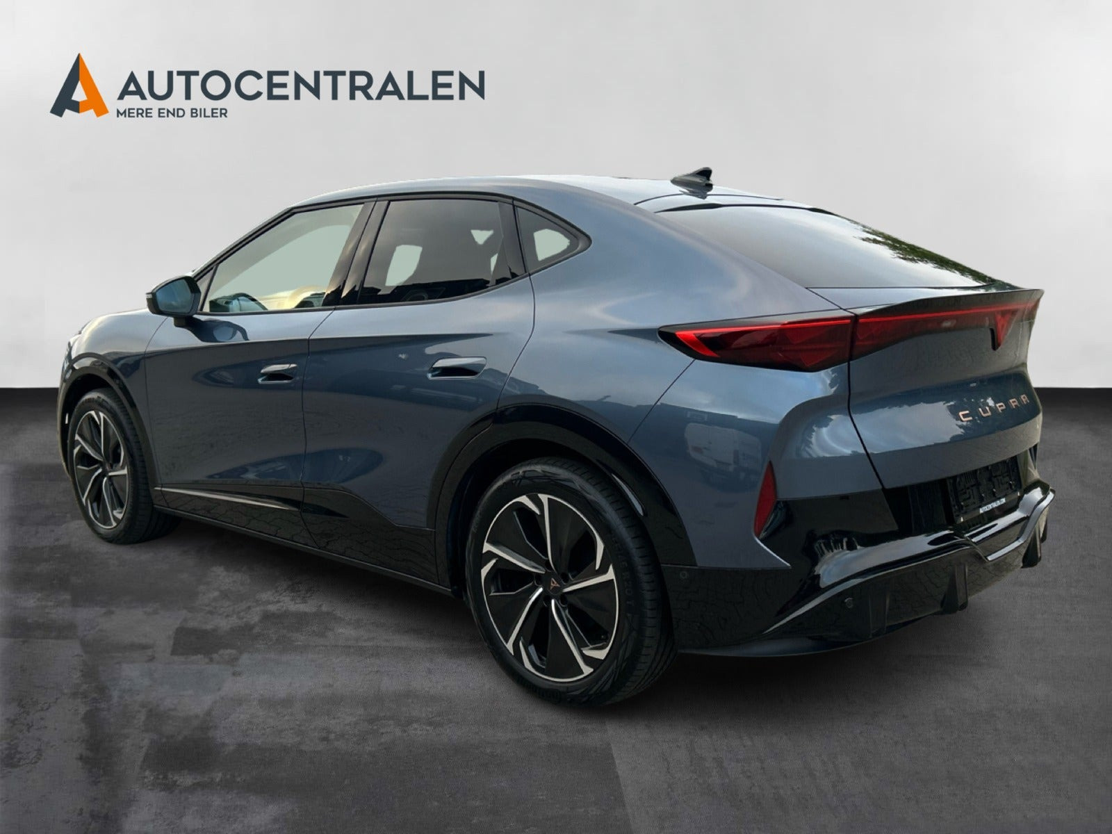 Blå Cupra Tavascan fra 2024