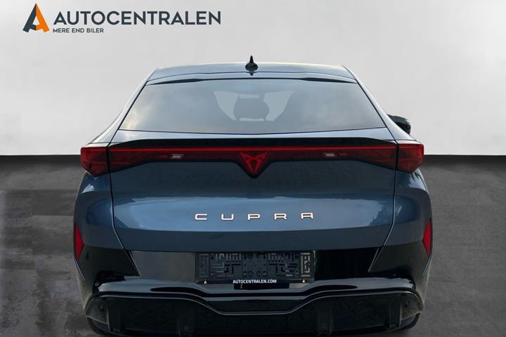 Blå Cupra Tavascan fra 2024