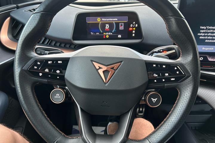 Blå Cupra Tavascan fra 2024
