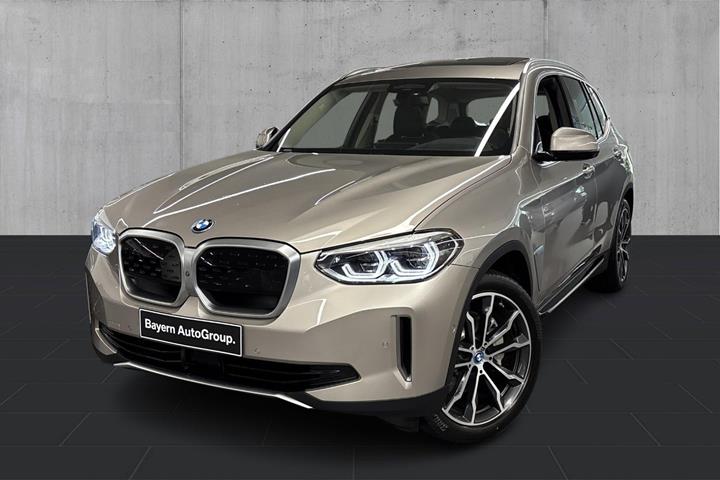 Orange BMW iX3 fra 2021 set udefra