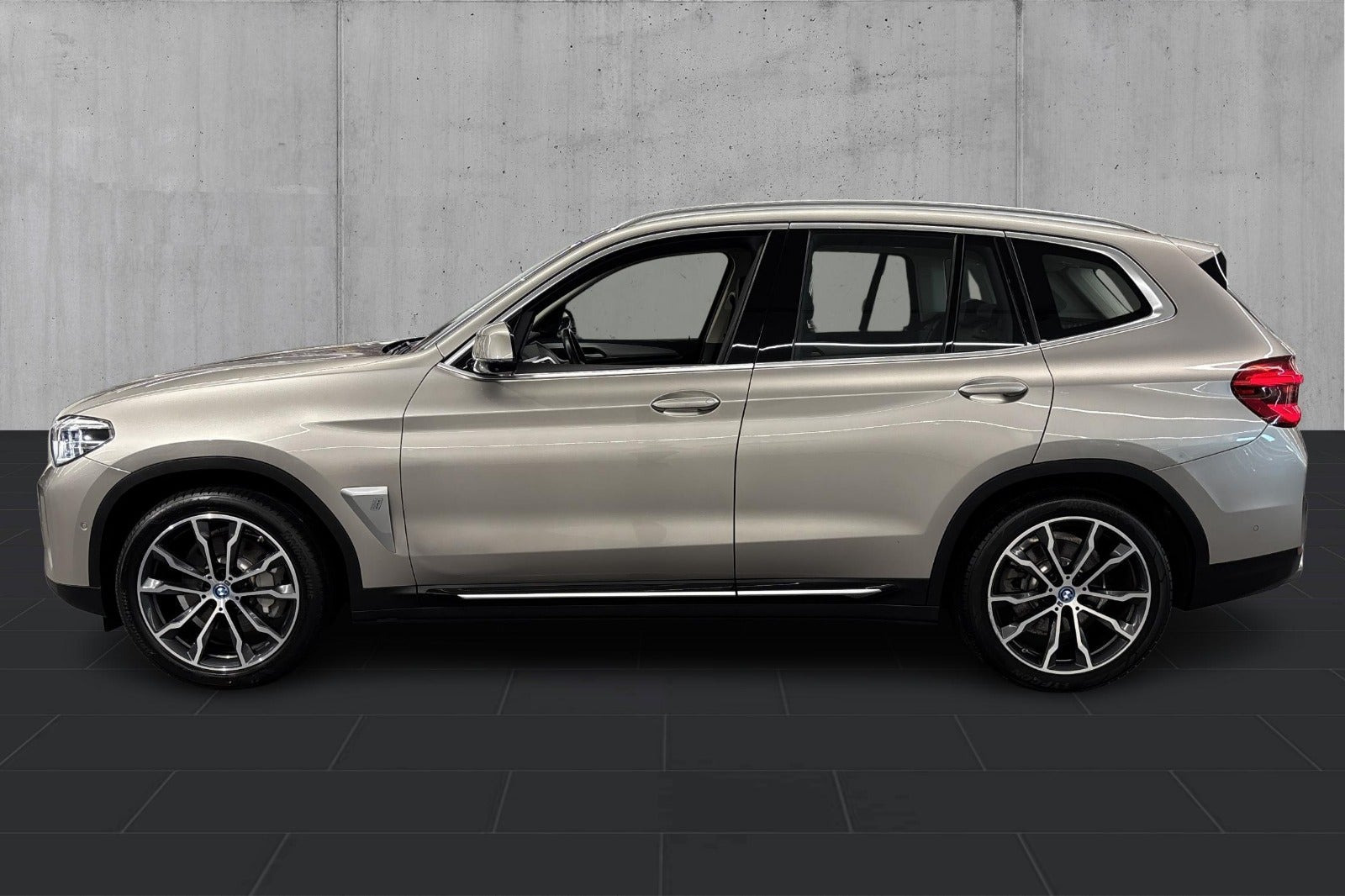 Orange BMW iX3 fra 2021