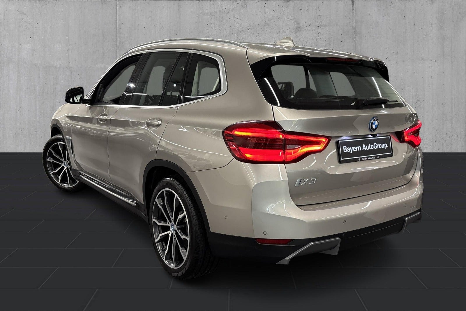 Orange BMW iX3 fra 2021