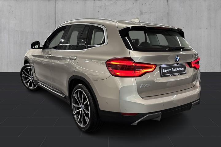 Orange BMW iX3 fra 2021