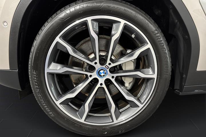 Orange BMW iX3 fra 2021