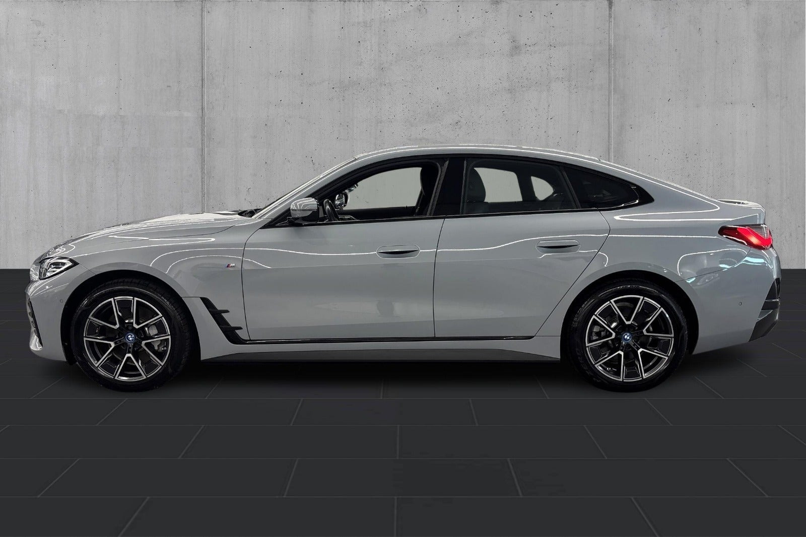 Grå BMW i4 fra 2024
