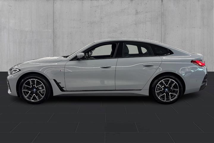 Grå BMW i4 fra 2024