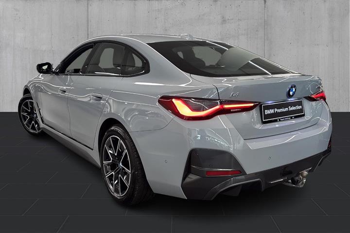 Grå BMW i4 fra 2024