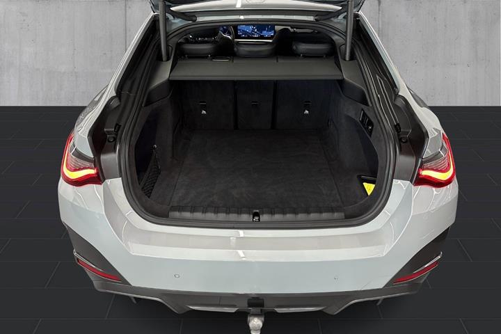 Grå BMW i4 fra 2024