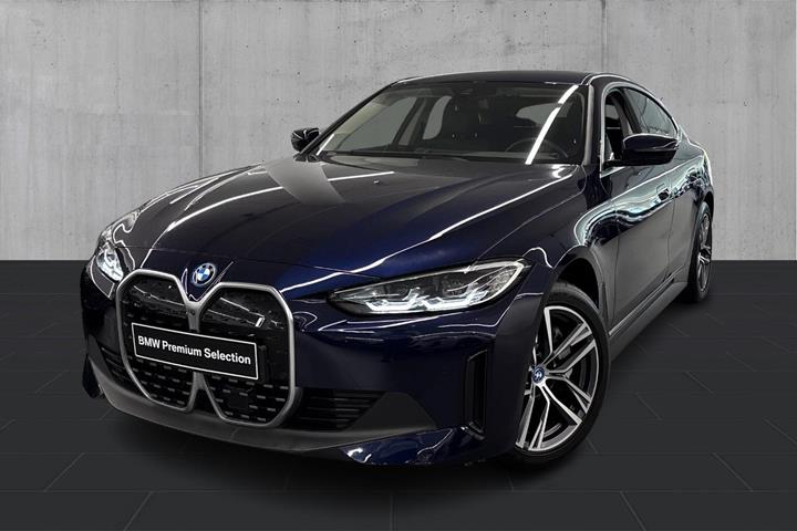 Blå BMW i4 fra 2023 set udefra