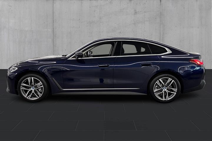 Blå BMW i4 fra 2023