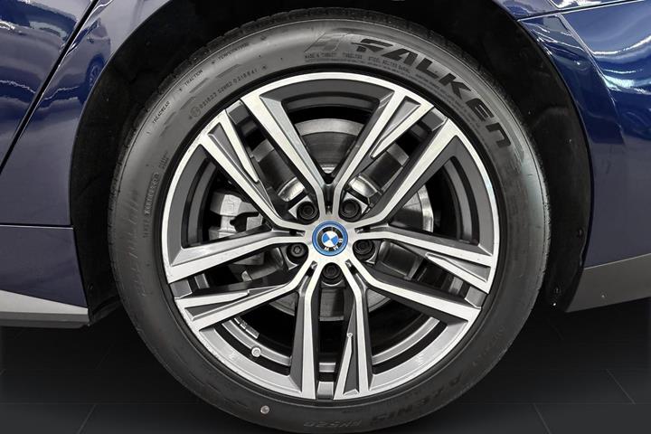 Blå BMW i4 fra 2023