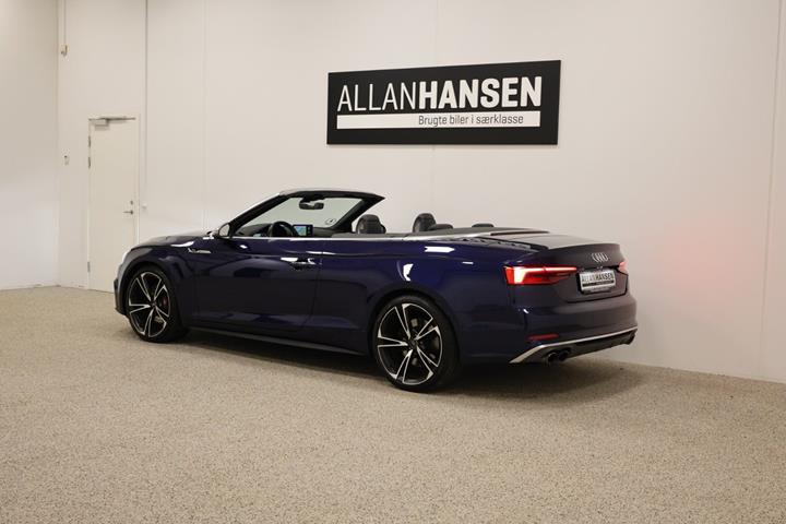 Blå Audi S5 fra 2017