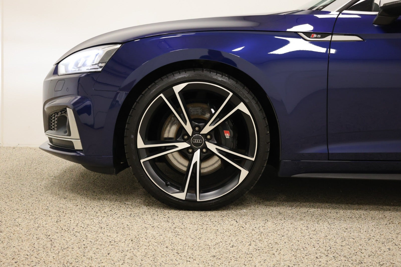 Blå Audi S5 fra 2017