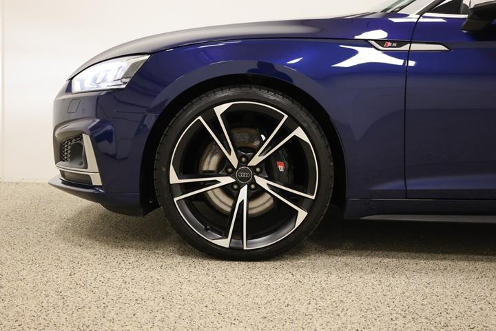 Blå Audi S5 fra 2017