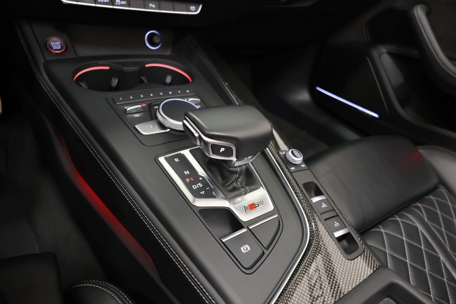 Blå Audi S5 fra 2017