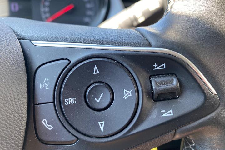 Hvid Opel Crossland X fra 2019