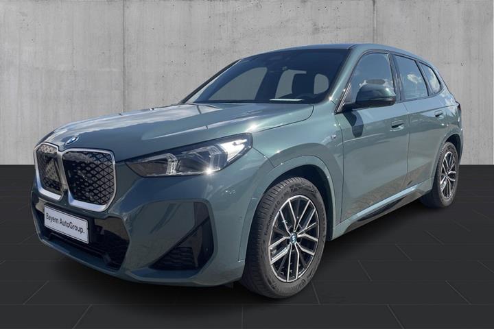 Grøn BMW iX1 fra 2024 set udefra