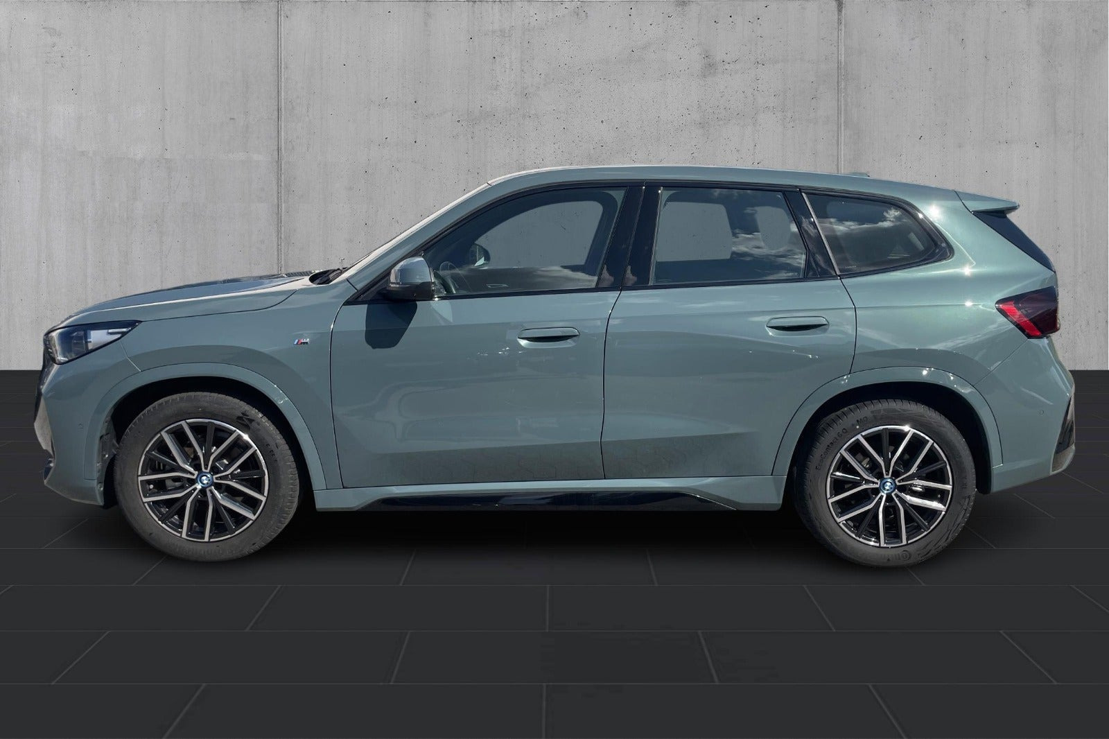 Grøn BMW iX1 fra 2024
