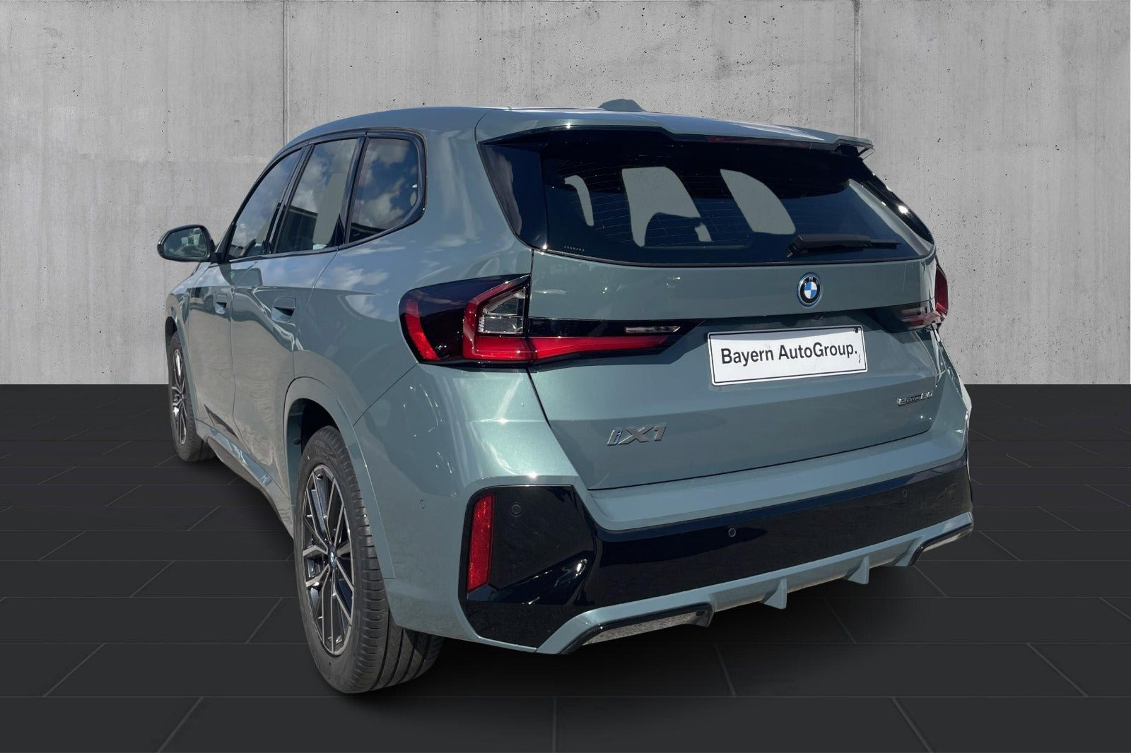 Grøn BMW iX1 fra 2024