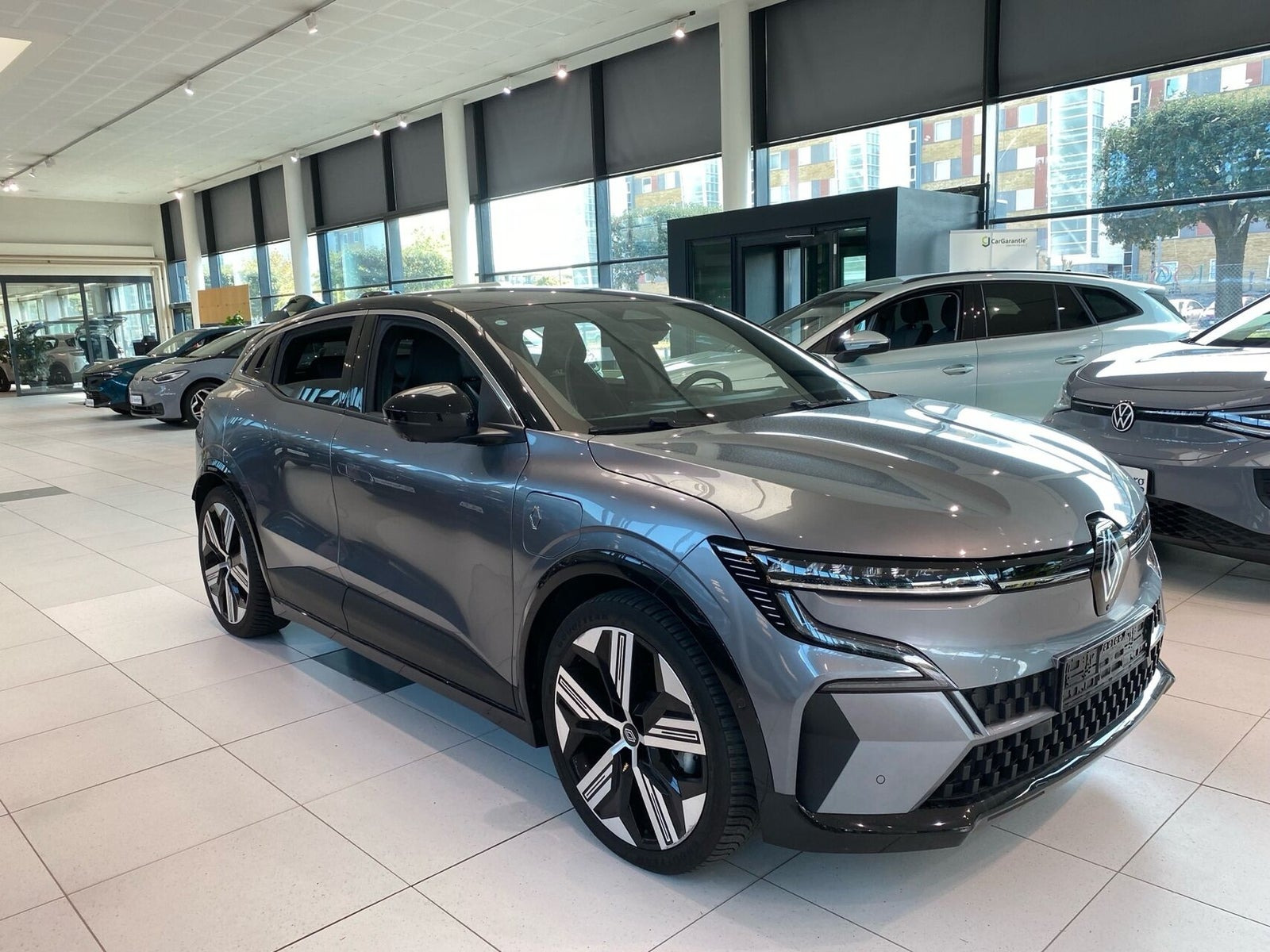 Beige Renault Megane E-Tech fra 2023