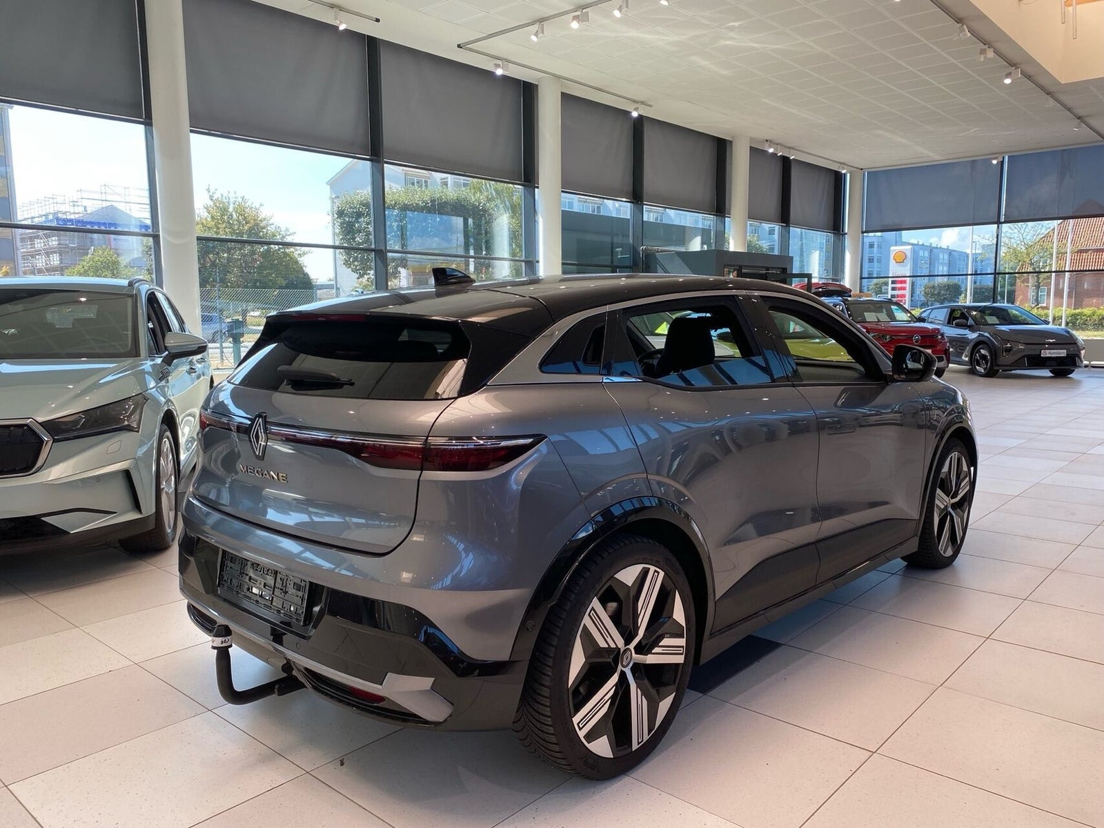 Beige Renault Megane E-Tech fra 2023