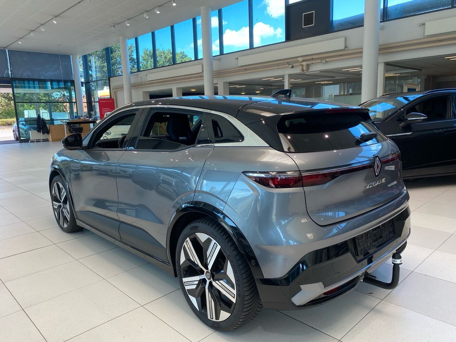 Beige Renault Megane E-Tech fra 2023