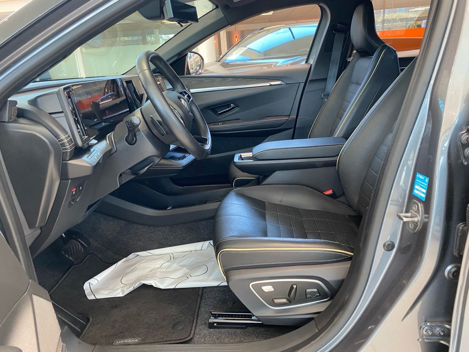 Beige Renault Megane E-Tech fra 2023
