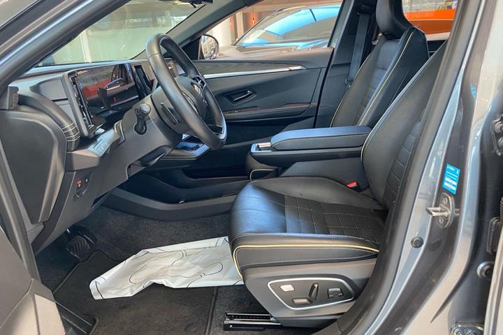 Beige Renault Megane E-Tech fra 2023