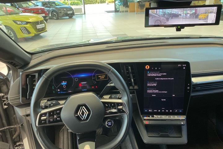 Beige Renault Megane E-Tech fra 2023