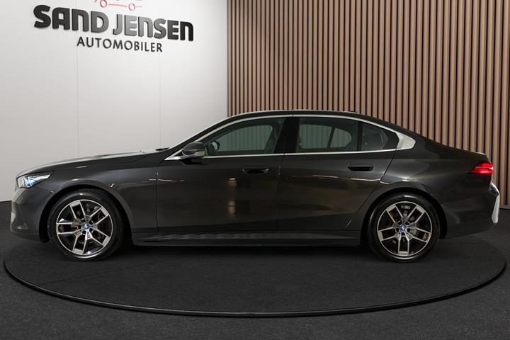 Grå BMW i5 fra 2024
