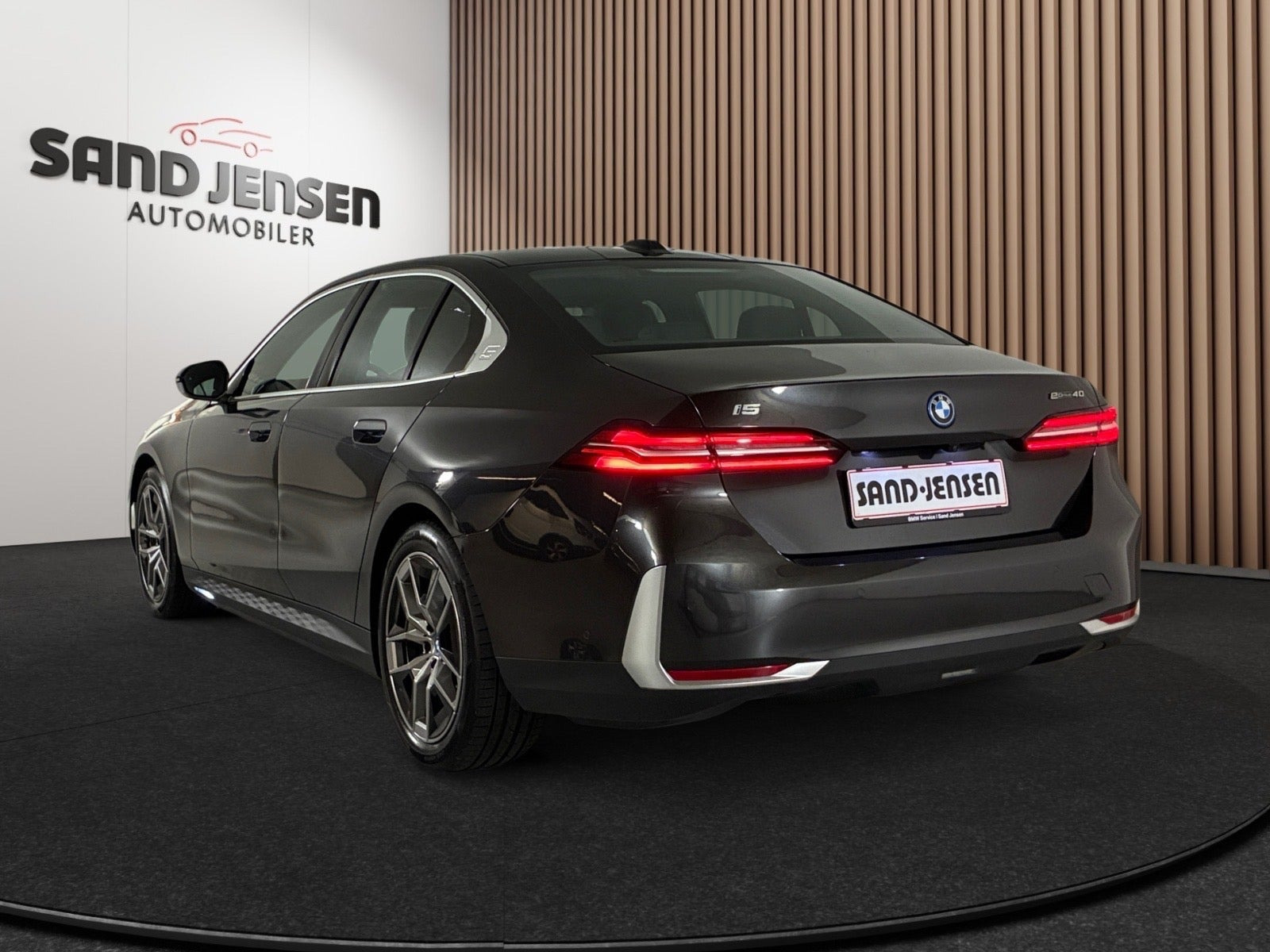 Grå BMW i5 fra 2024