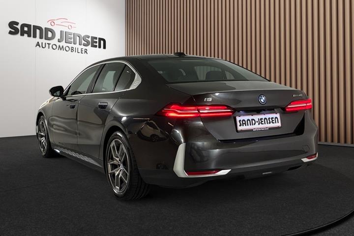 Grå BMW i5 fra 2024