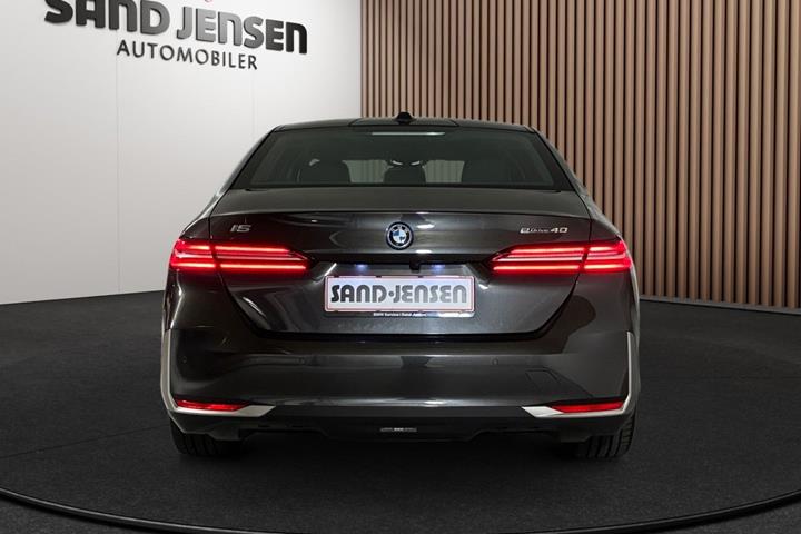 Grå BMW i5 fra 2024