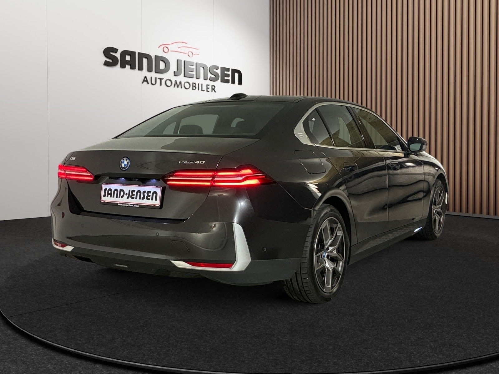 Grå BMW i5 fra 2024