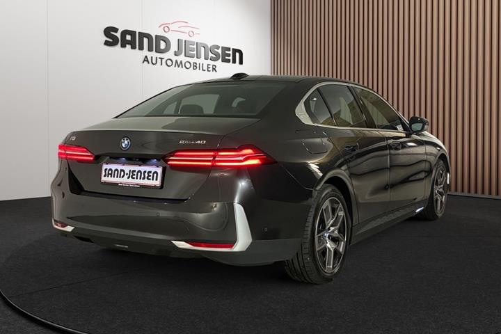 Grå BMW i5 fra 2024