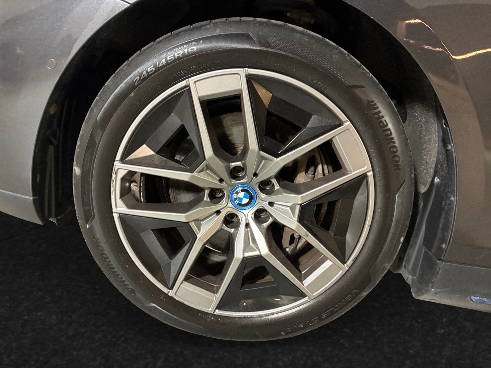 Grå BMW i5 fra 2024