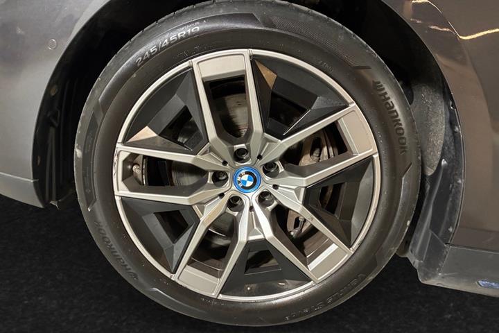 Grå BMW i5 fra 2024