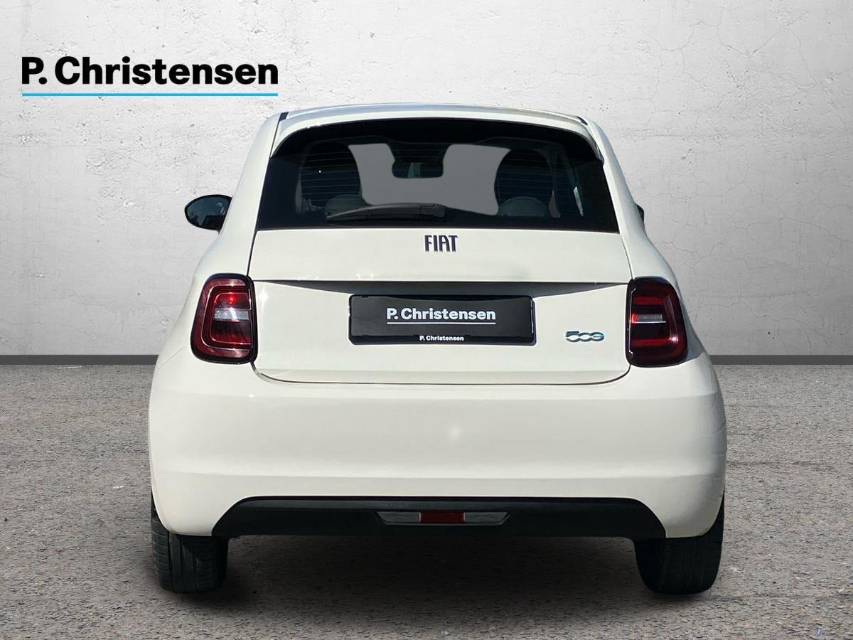 Hvid Fiat 500e fra 2023