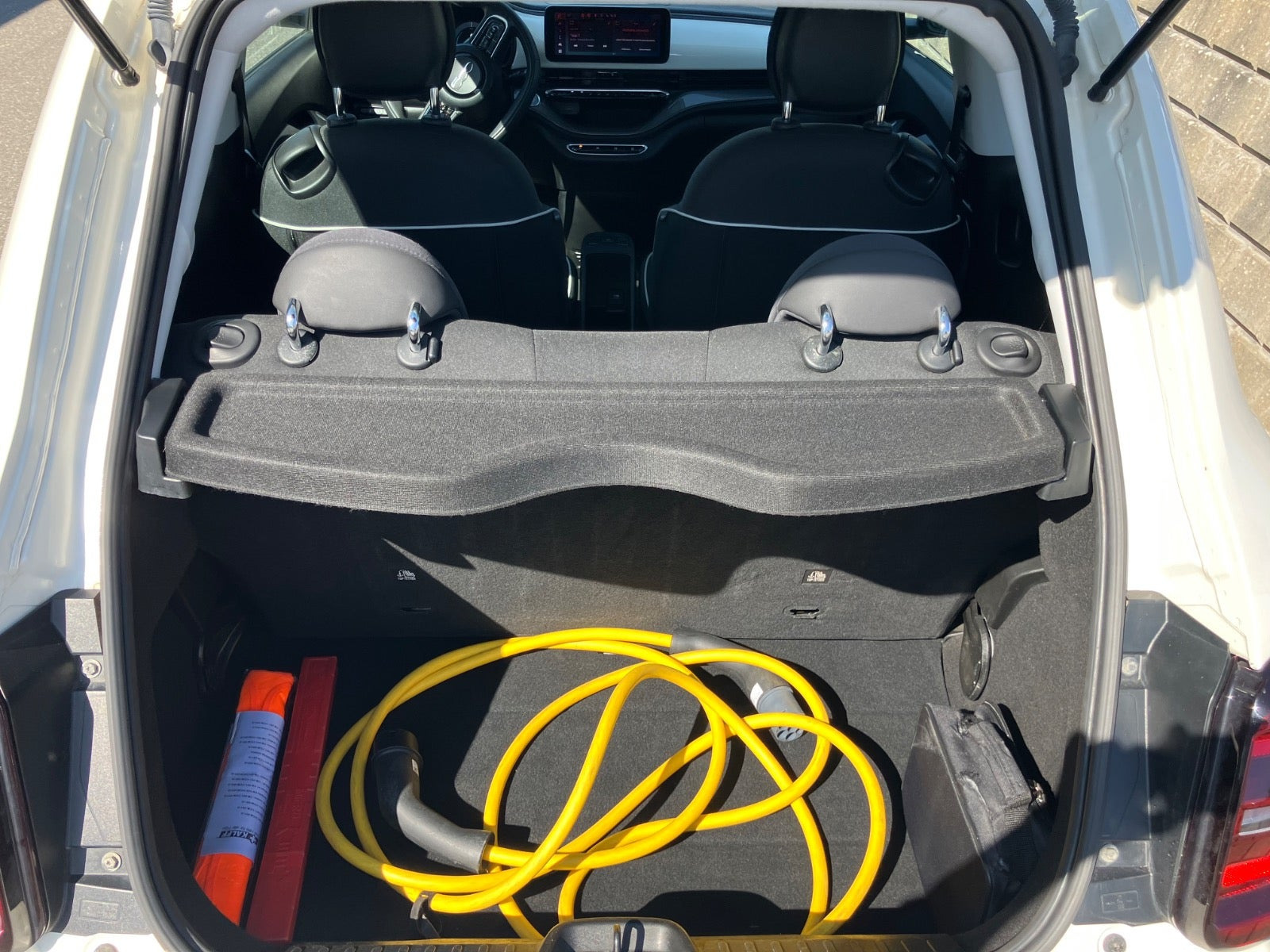 Hvid Fiat 500e fra 2023