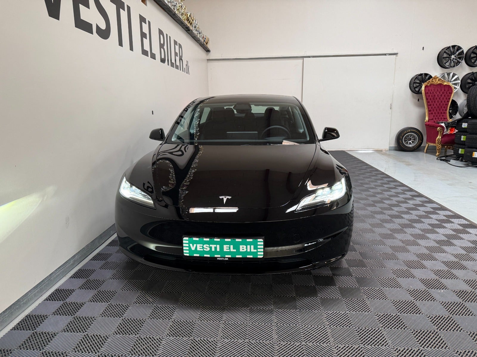 Sort Tesla Model 3 fra 2024