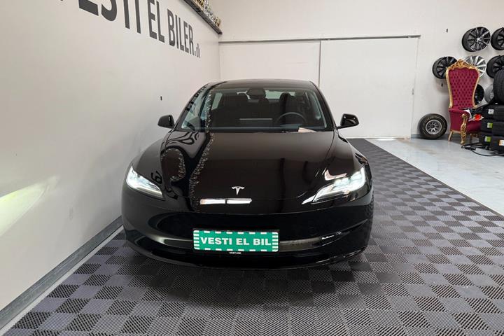 Sort Tesla Model 3 fra 2024