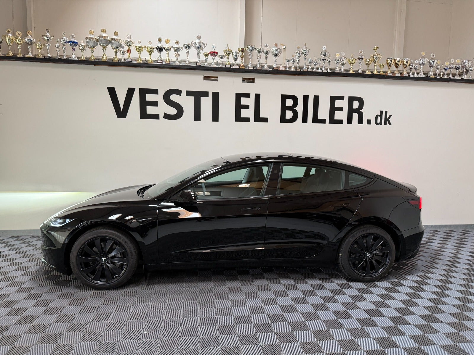 Sort Tesla Model 3 fra 2024
