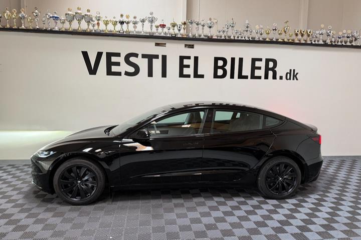 Sort Tesla Model 3 fra 2024