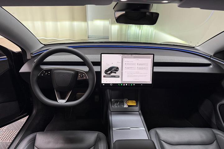 Sort Tesla Model 3 fra 2024