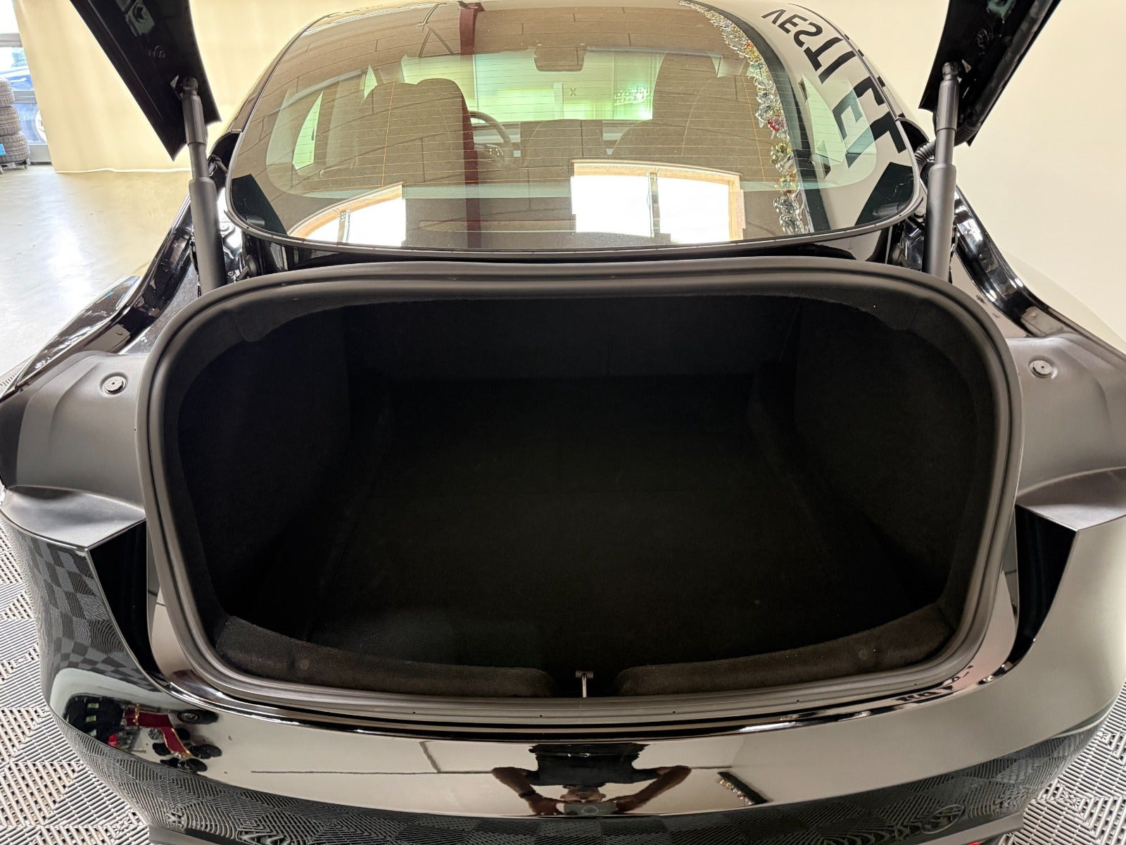 Sort Tesla Model 3 fra 2024