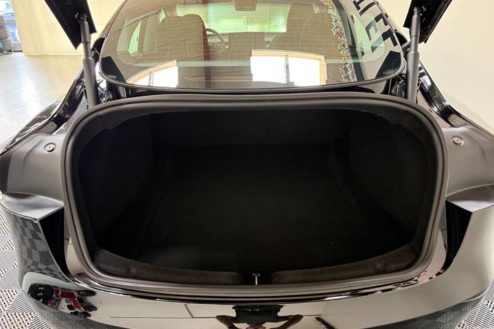 Sort Tesla Model 3 fra 2024