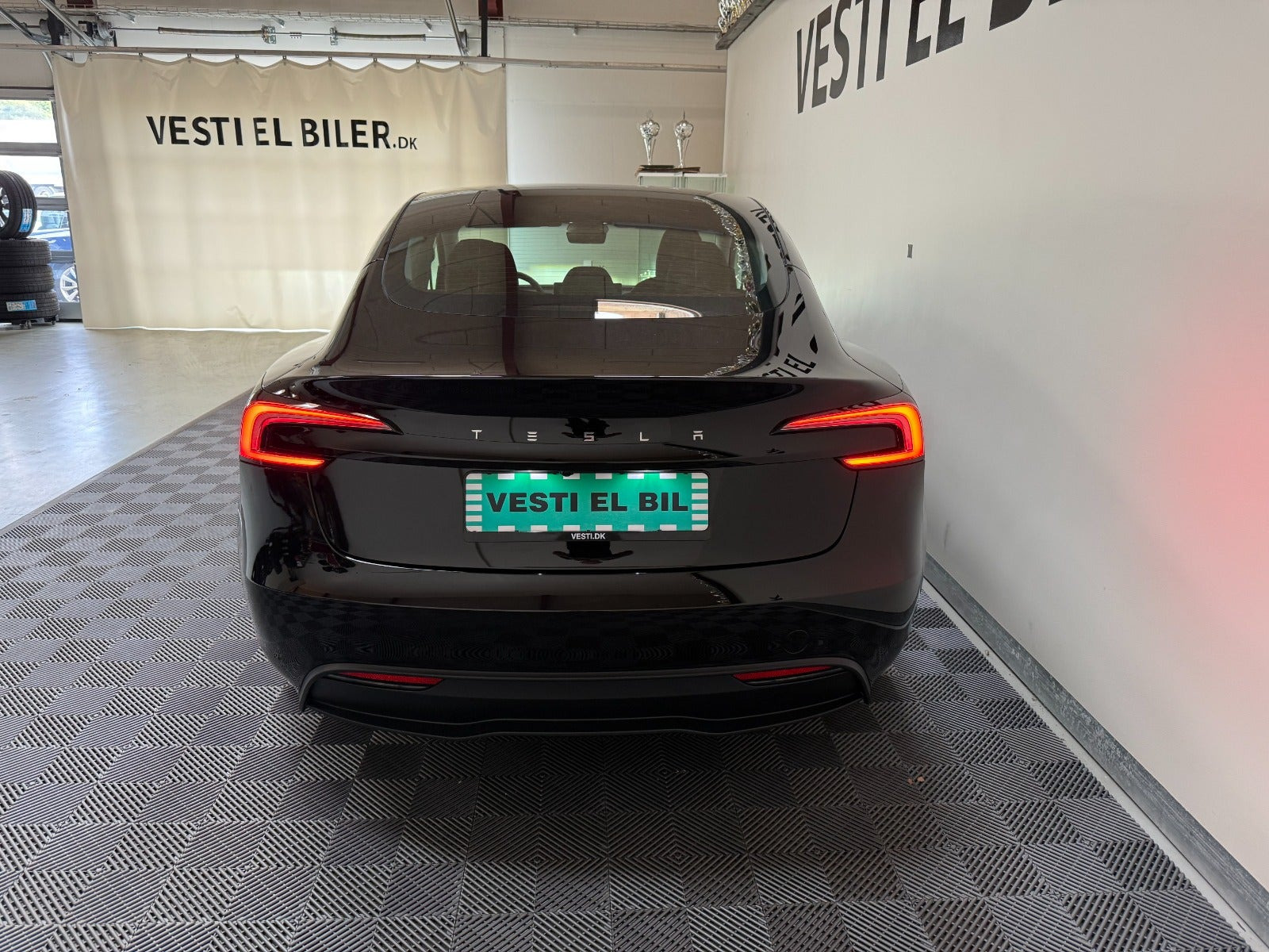 Sort Tesla Model 3 fra 2024