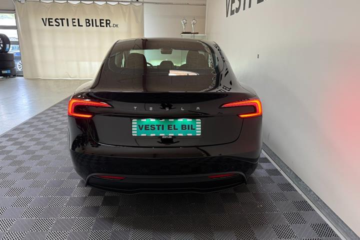 Sort Tesla Model 3 fra 2024