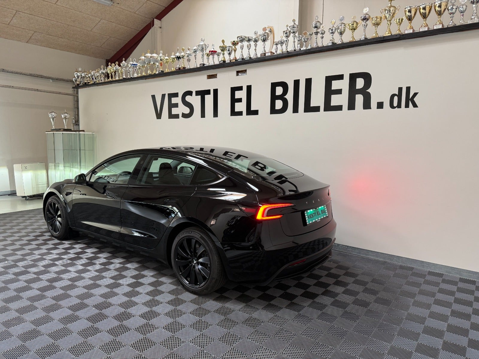Sort Tesla Model 3 fra 2024