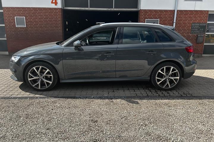Grå Audi A3 fra 2020